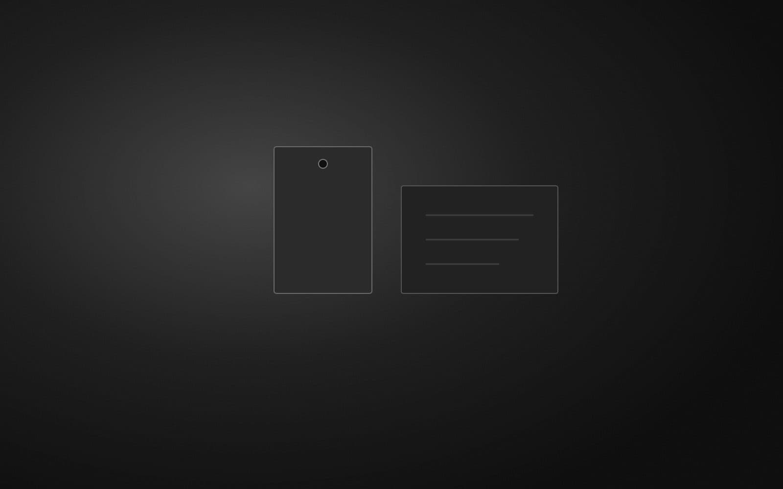 Une étiquette produit et un carnet ouvert posés sur une table sombre, photographie éditoriale en noir et blanc au grain tramé sous une lumière latérale douce.