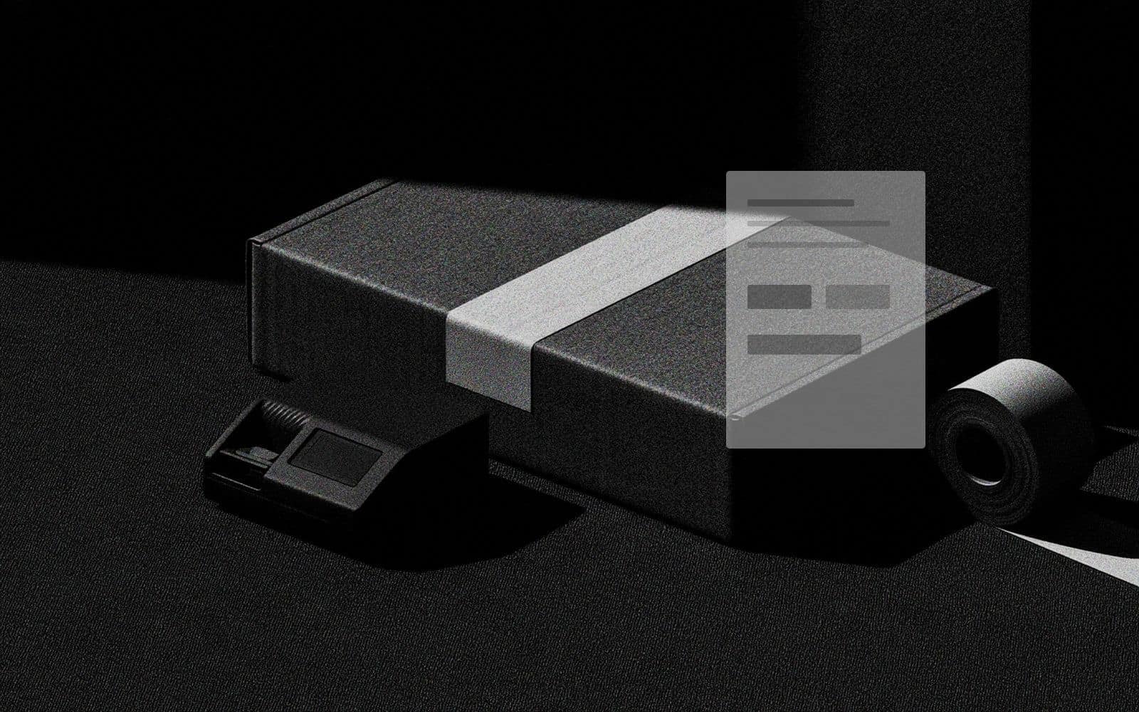 Un colis sombre à bandeau clair à côté d’une carte tarifaire blanche, photographie éditoriale en noir et blanc au grain tramé sous une lumière directionnelle.