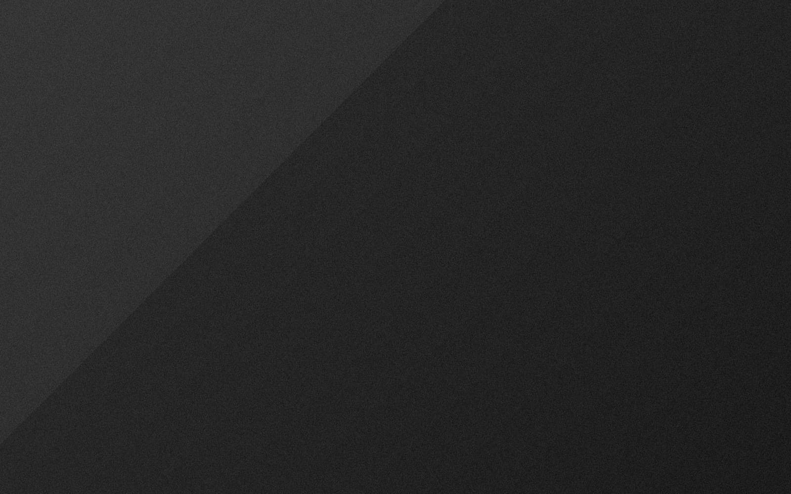 Un téléphone de caisse posé à côté d’un panier shopping sur un comptoir sombre, photographie éditoriale en noir et blanc au grain tramé sous une diagonale d’ombre.